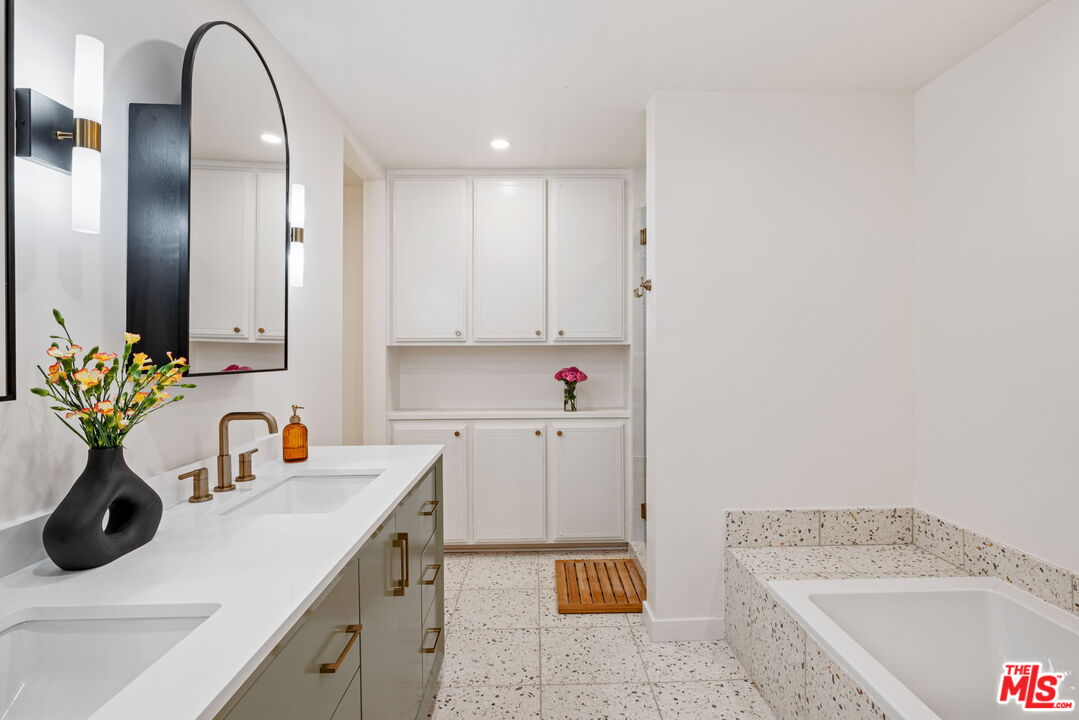 1833 Fairburn Ave Unit: 205