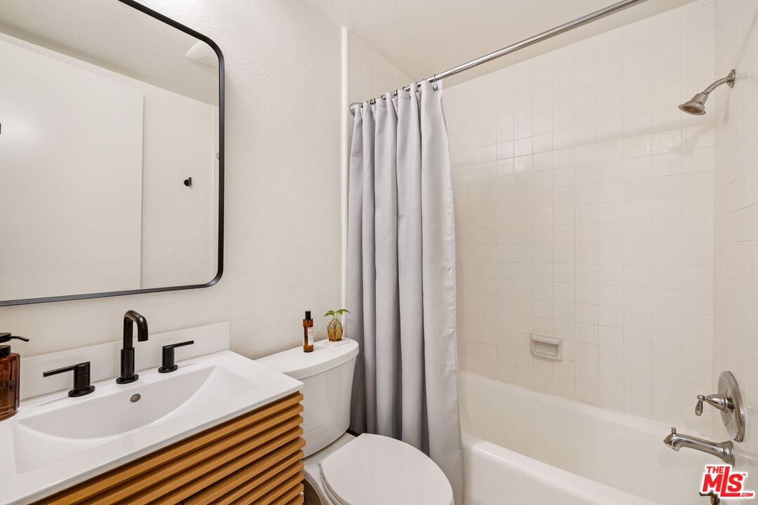 1833 Fairburn Ave Unit: 205