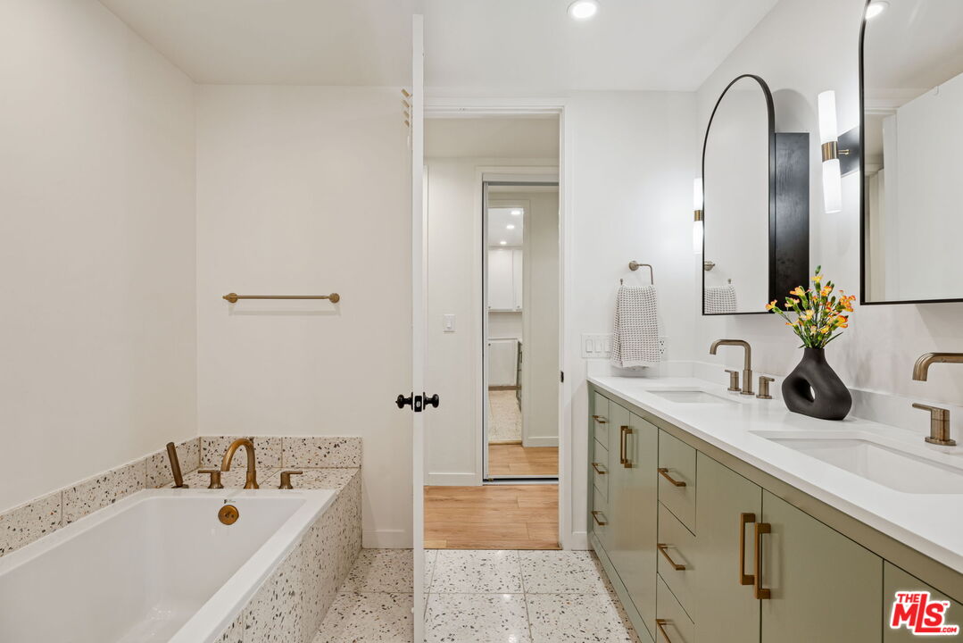 1833 Fairburn Ave Unit: 205