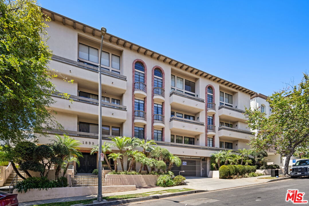 1833 Fairburn Ave Unit: 205