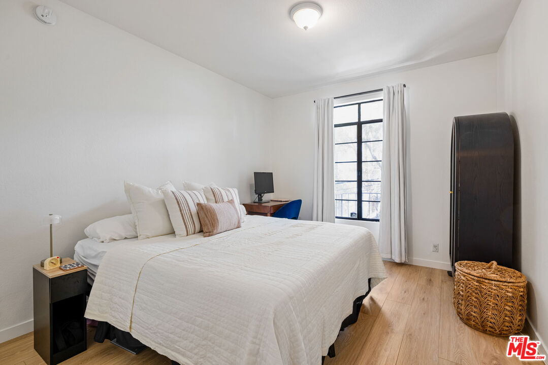 1833 Fairburn Ave Unit: 205