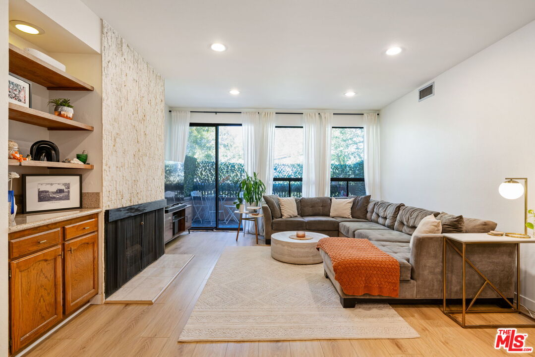 1833 Fairburn Ave Unit: 205