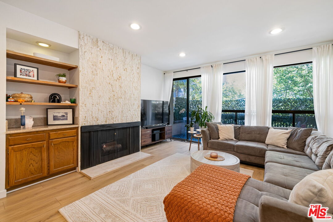 1833 Fairburn Ave Unit: 205