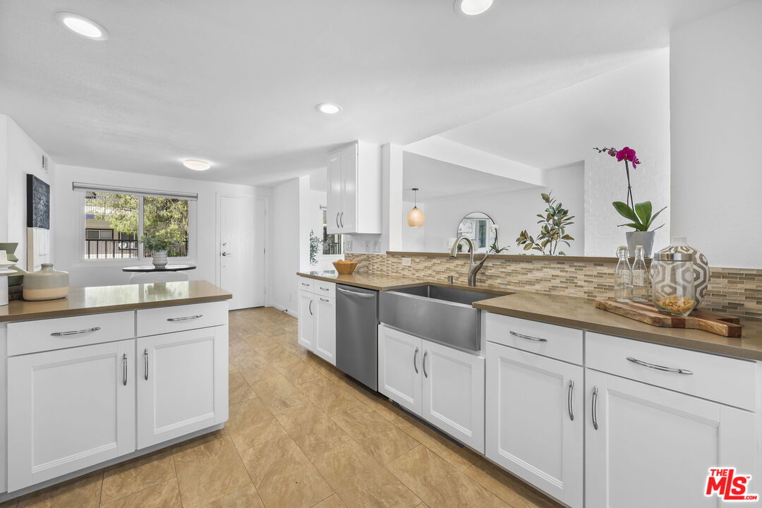 2677 Centinela Ave Unit: 203