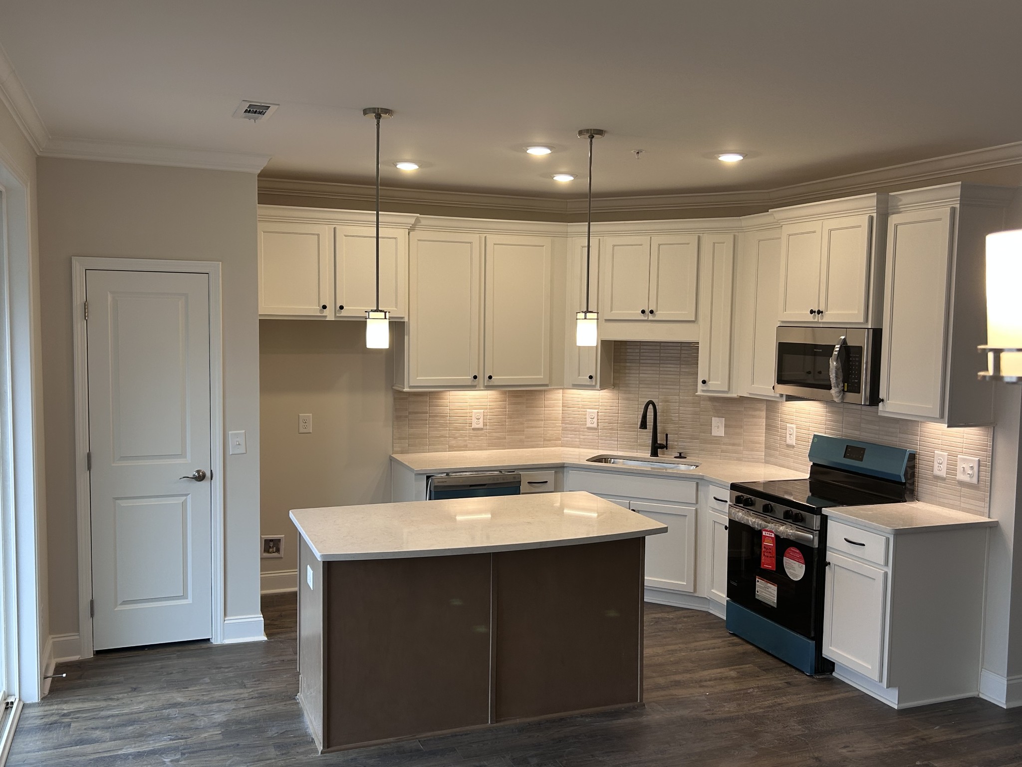 2101 Branford Pl Unit: 204