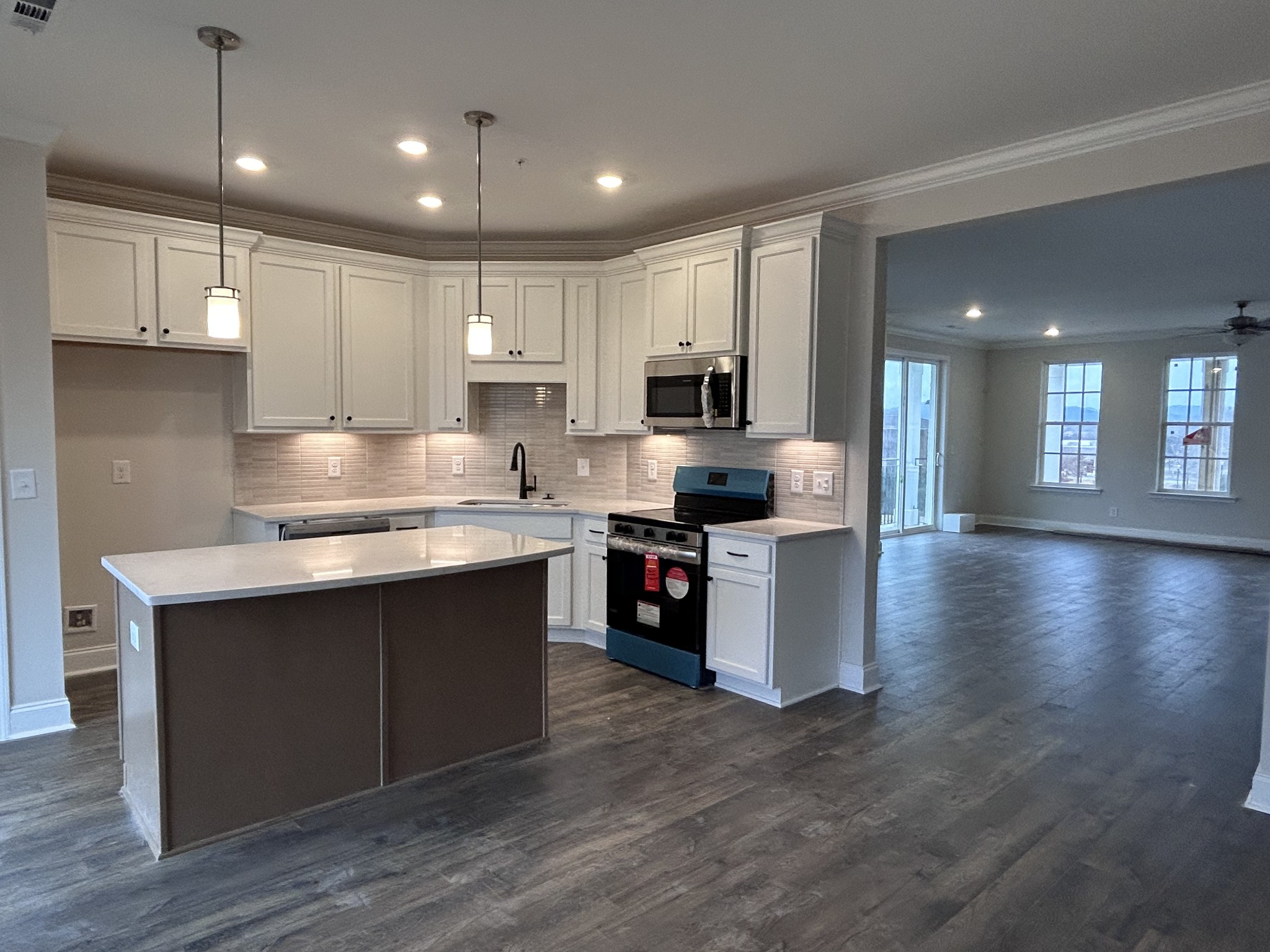 2101 Branford Pl Unit: 204