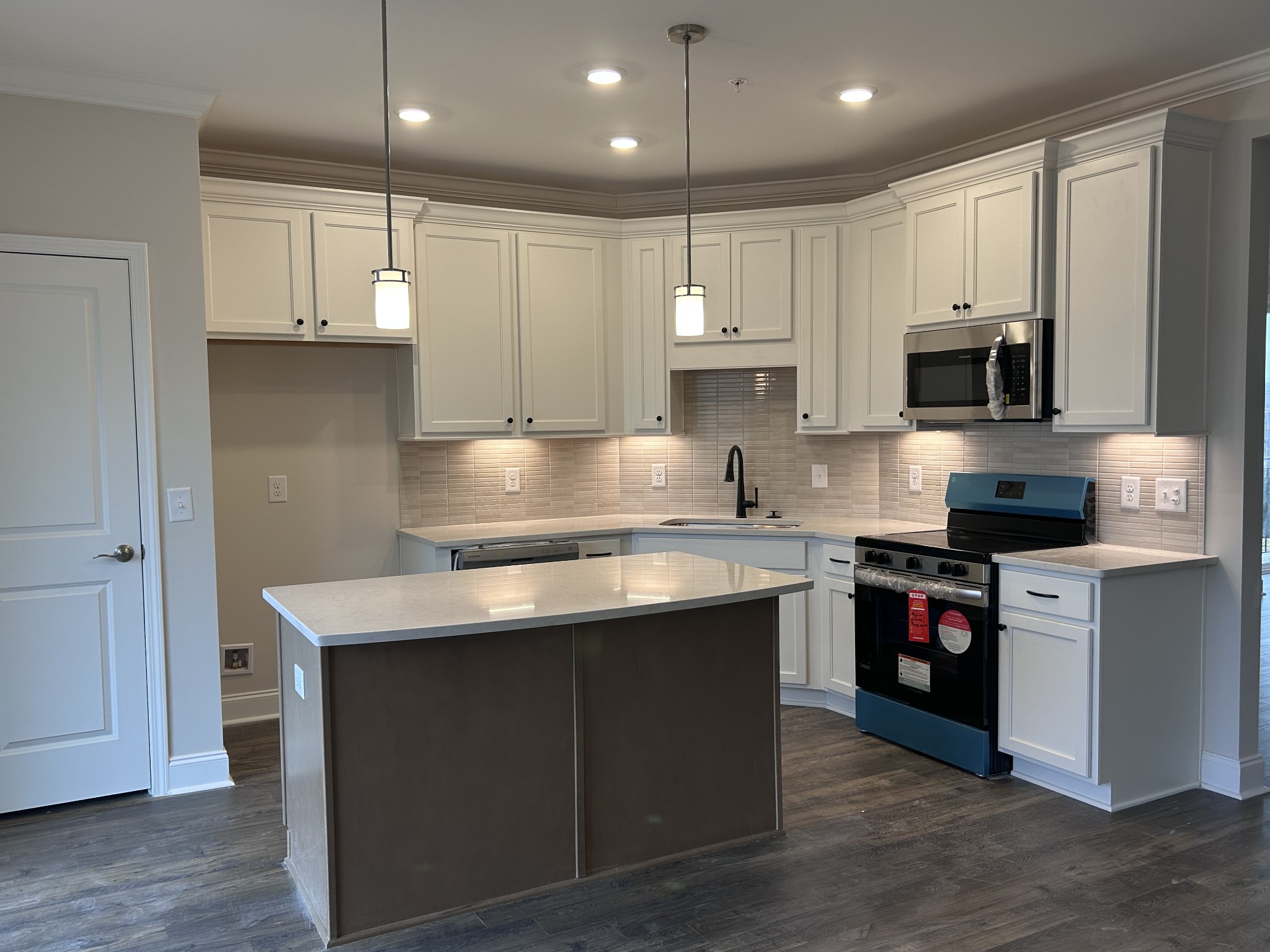2101 Branford Pl Unit: 204