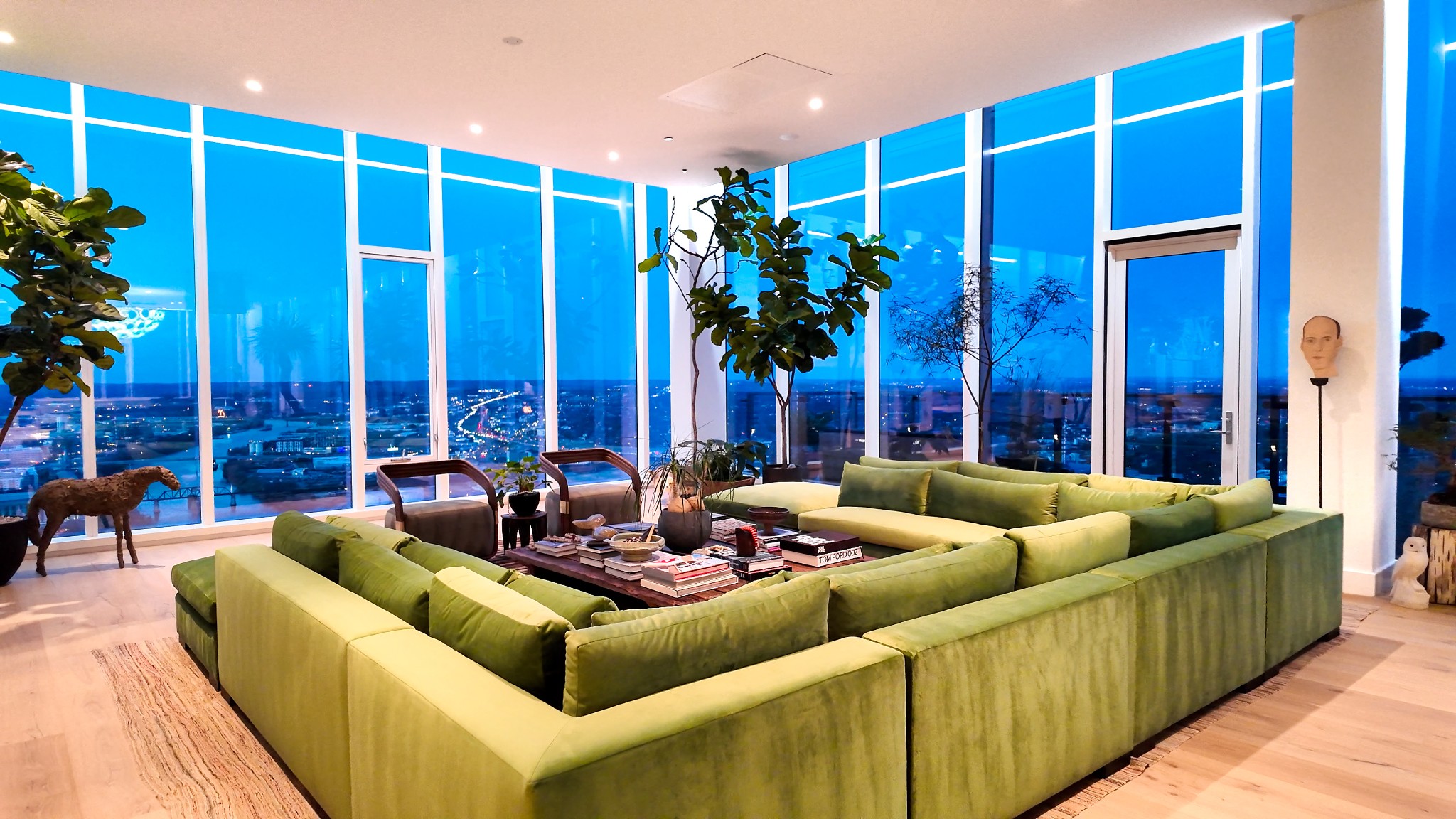 160 2nd Ave, S Unit: 4002