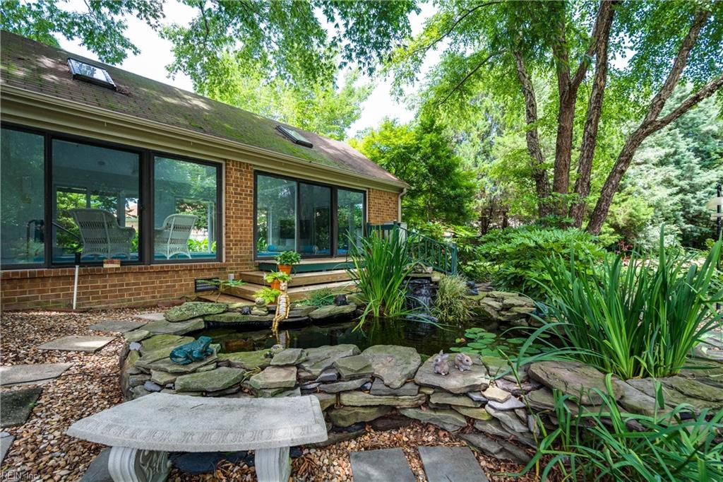 7112 Foxs Lair Court