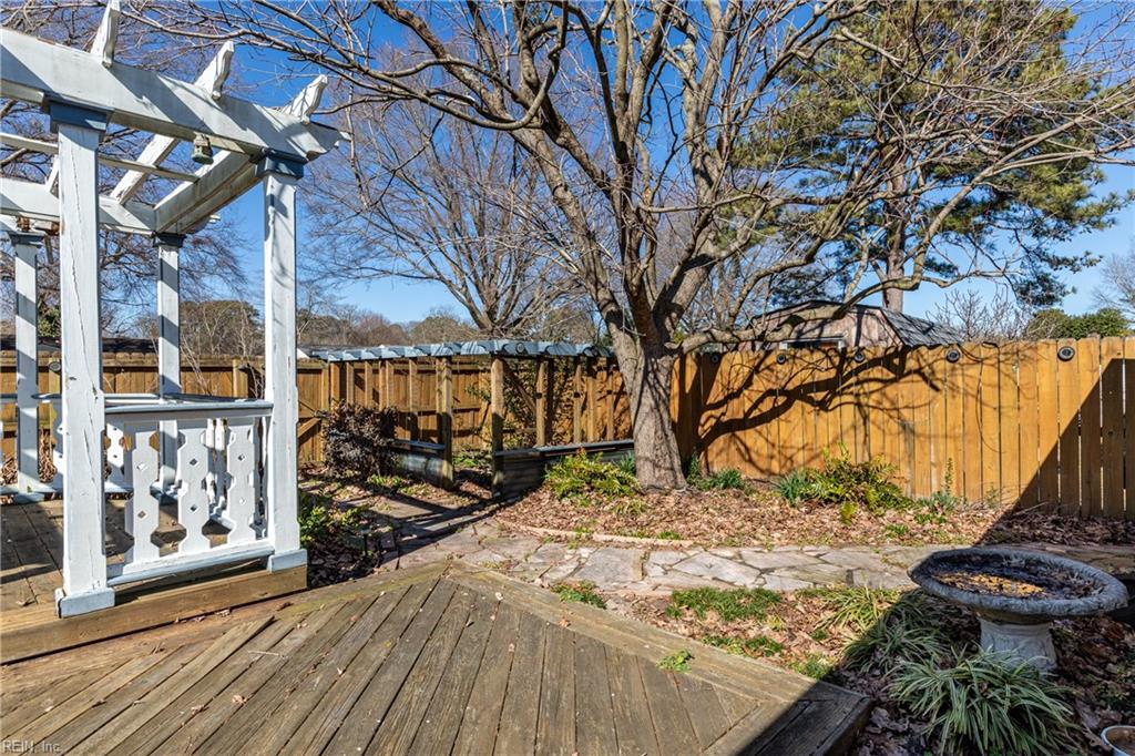 1125 Valley Stream CT