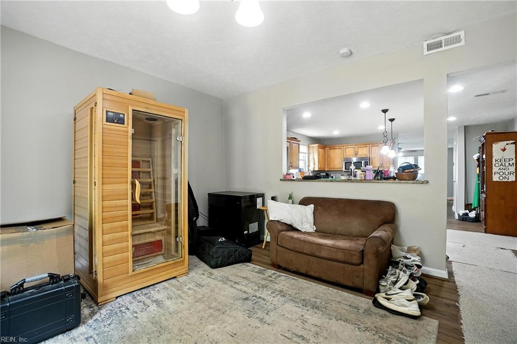 1312 W 37th ST