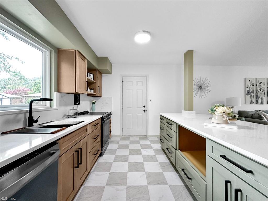 805 Woodstock RD