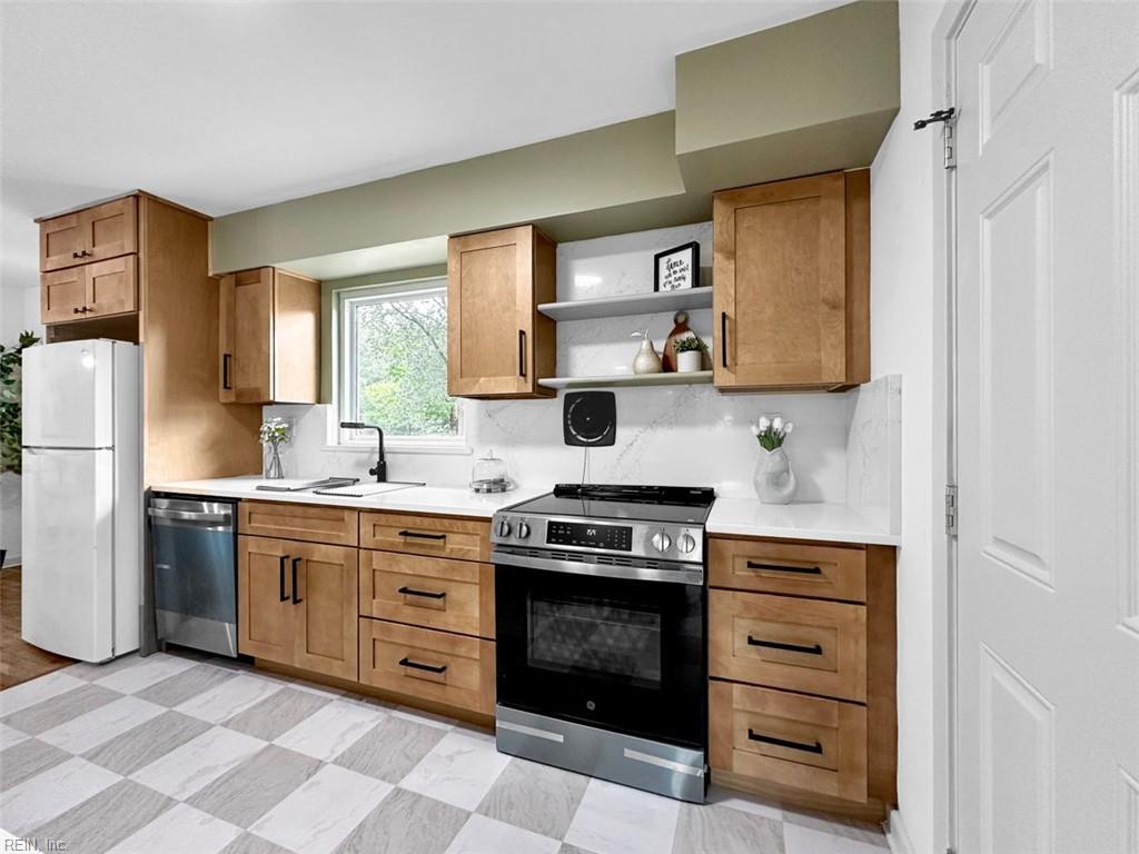 805 Woodstock RD