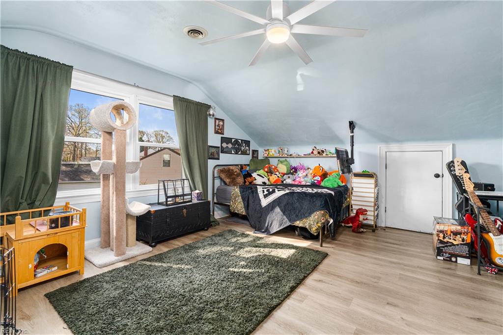 627 Emerald CT