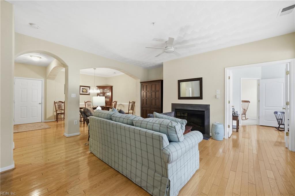 2811 Crescent Moon CT
