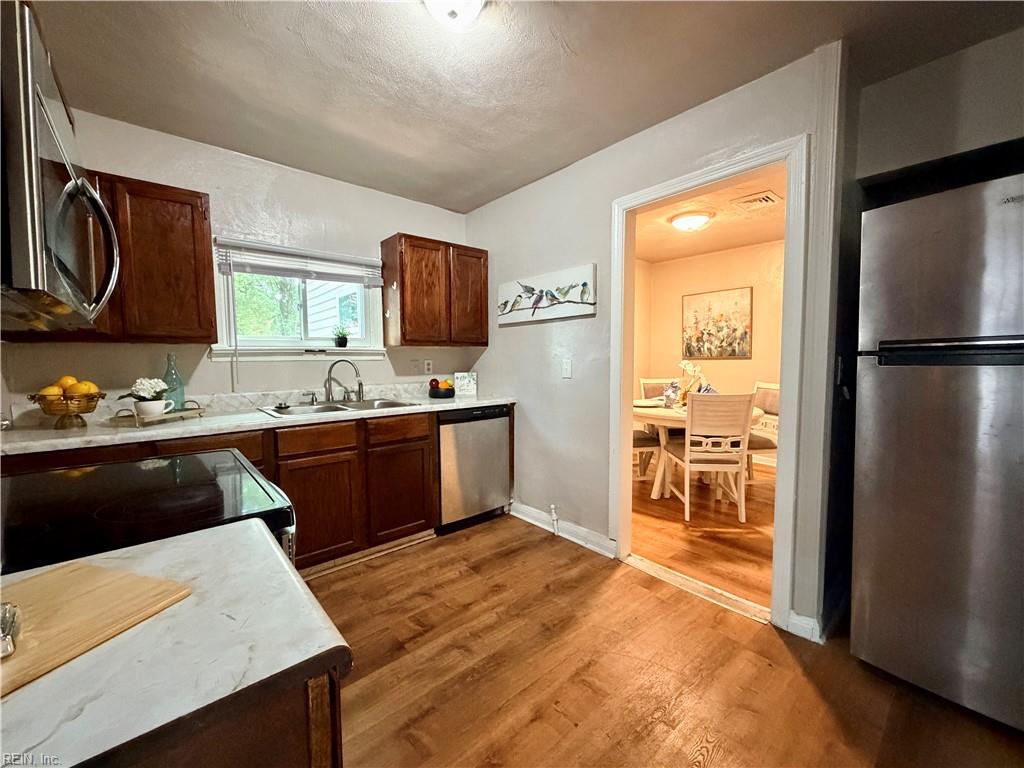1531 W 41st ST