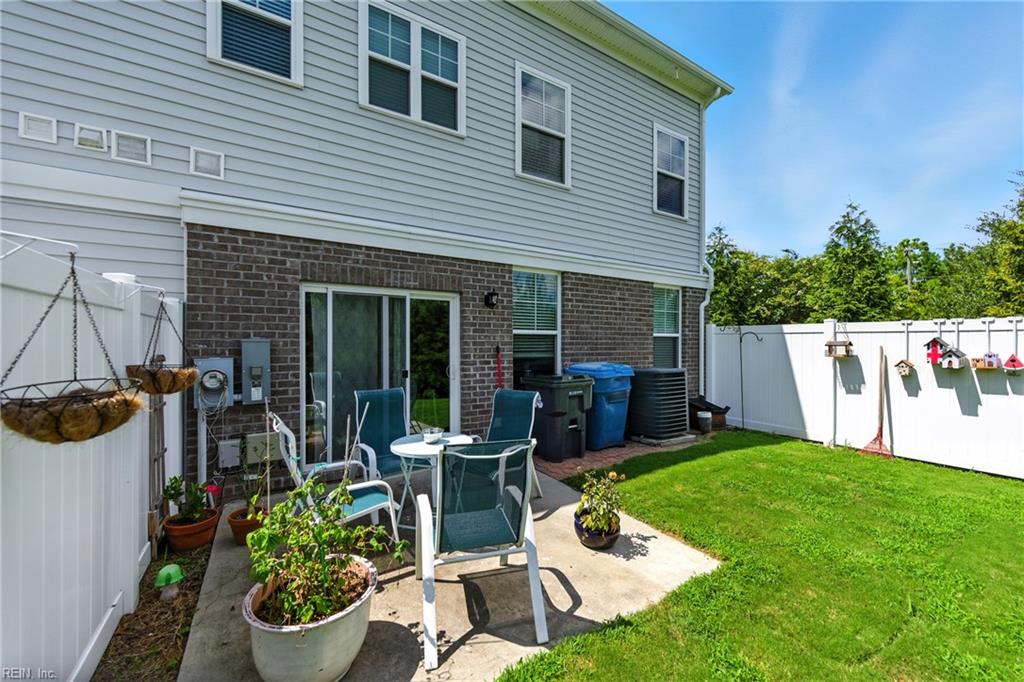 301 Sikeston LN