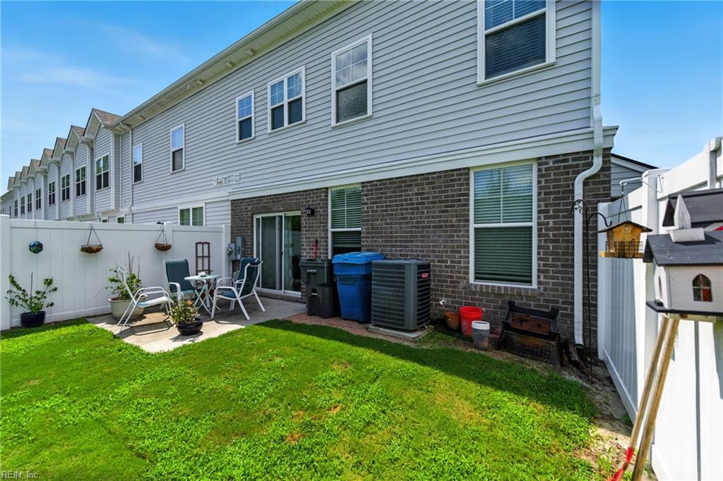 301 Sikeston LN