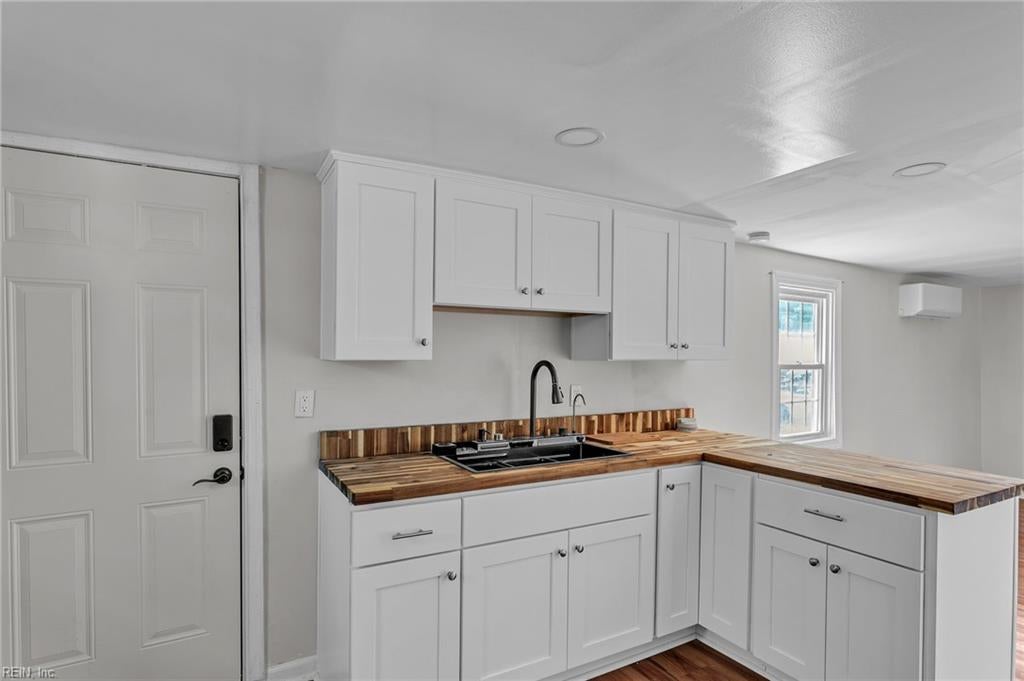 320 Mary ST