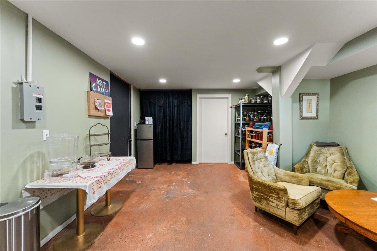 211 Main St