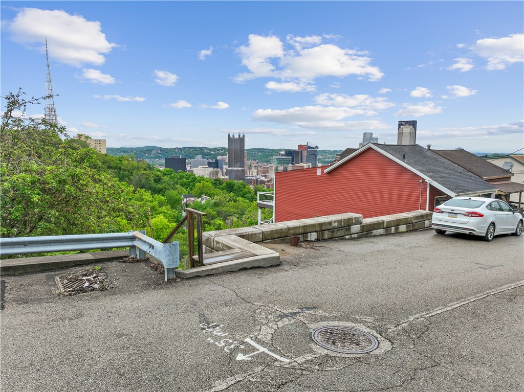 446 William St