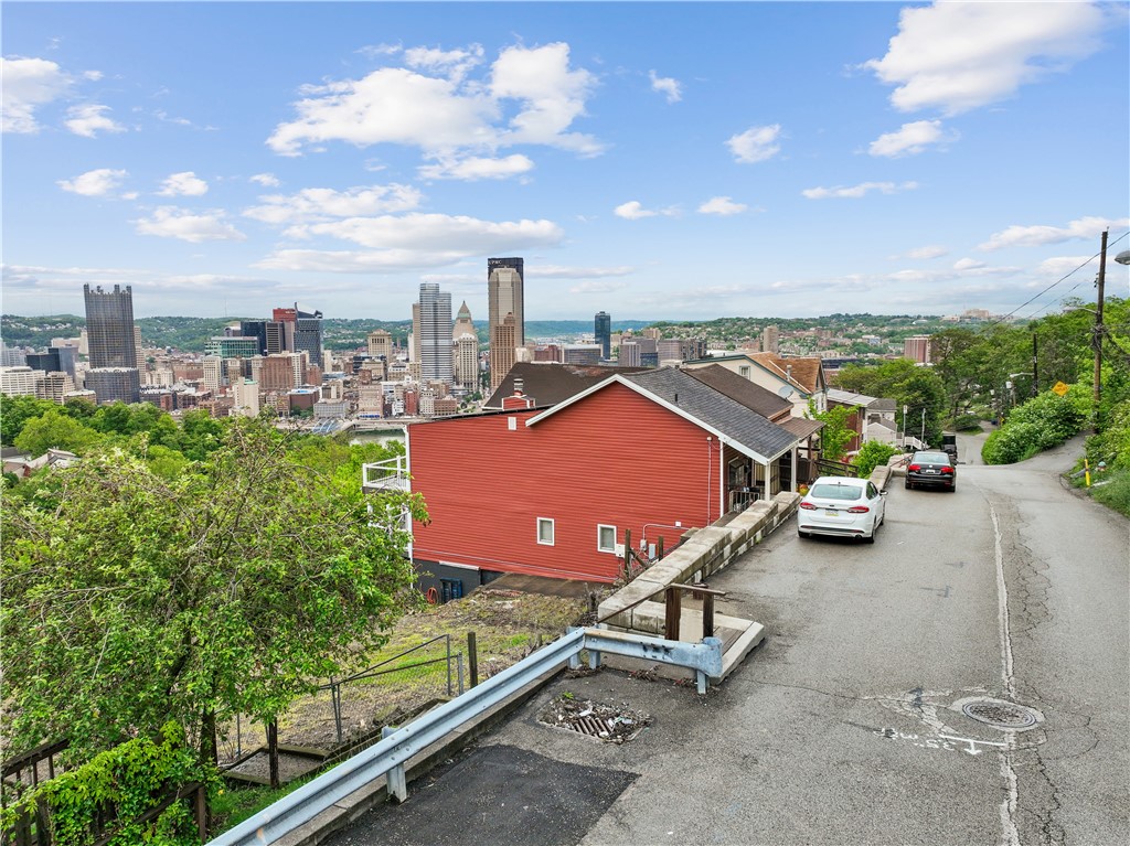 446 William St