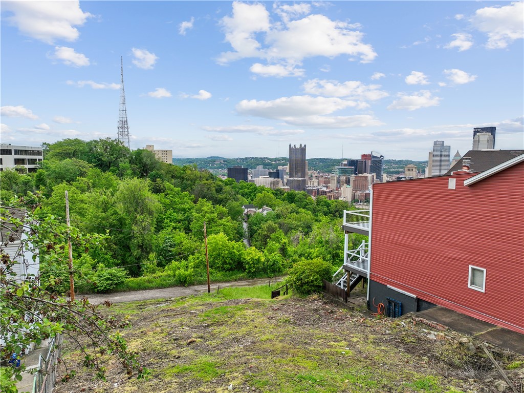 446 William St