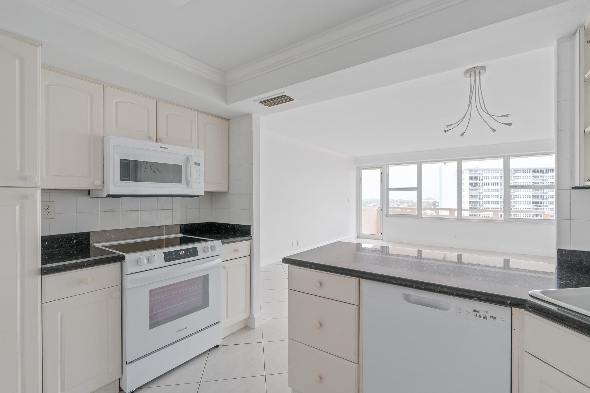 3333 NE 34th St 1206