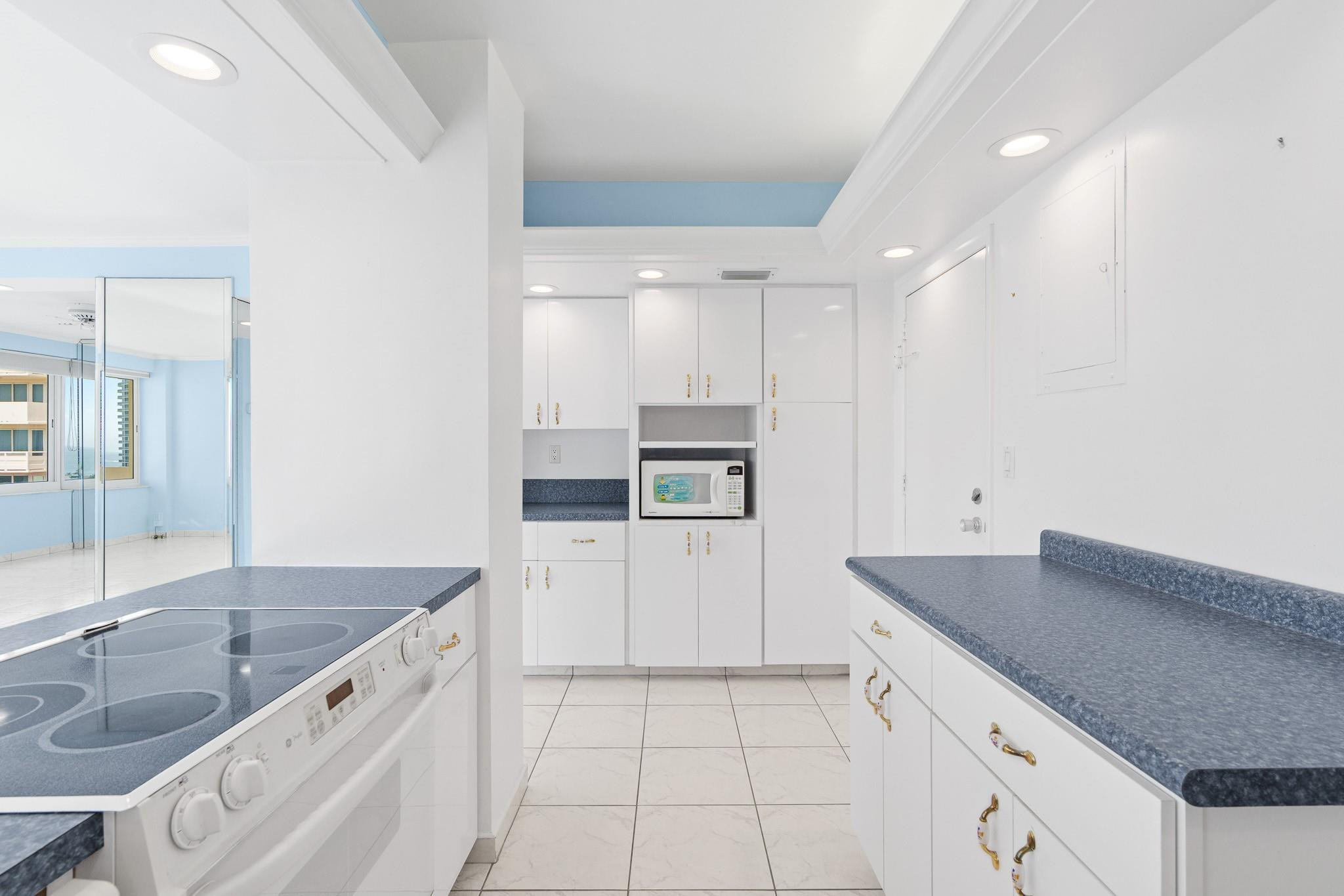 3233 NE 34th St 1409