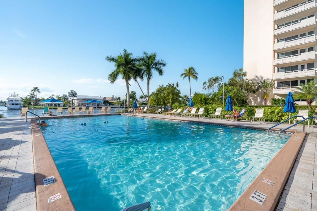 3233 NE 34th St 1409