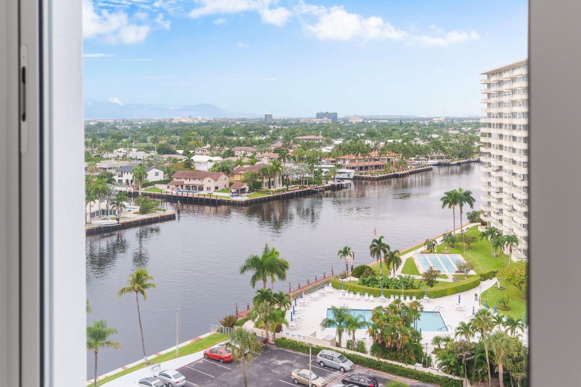 3233 NE 34th St 1204