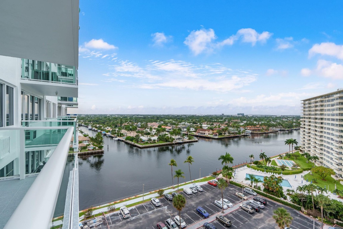 3233 NE 34th St 1204