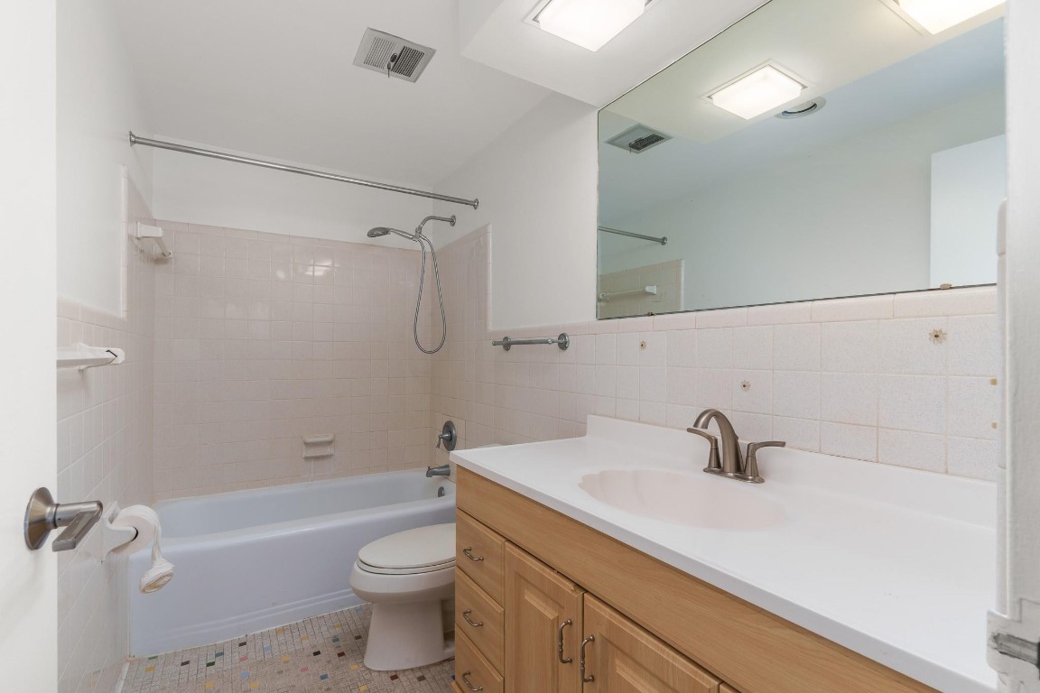 3233 NE 34th St 1204