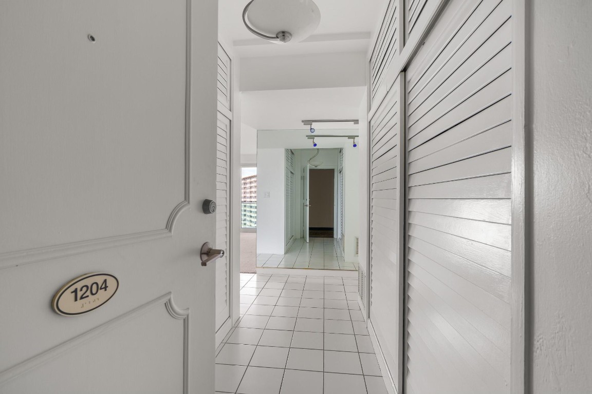 3233 NE 34th St 1204