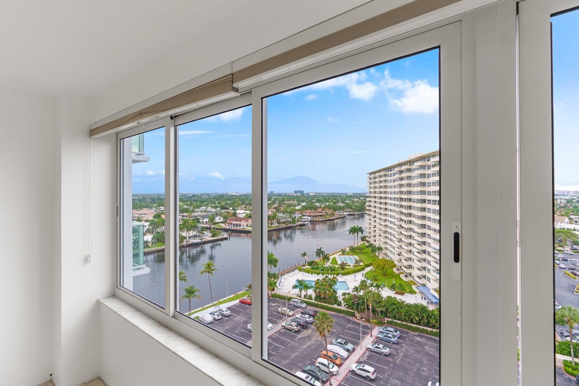 3233 NE 34th St 1204