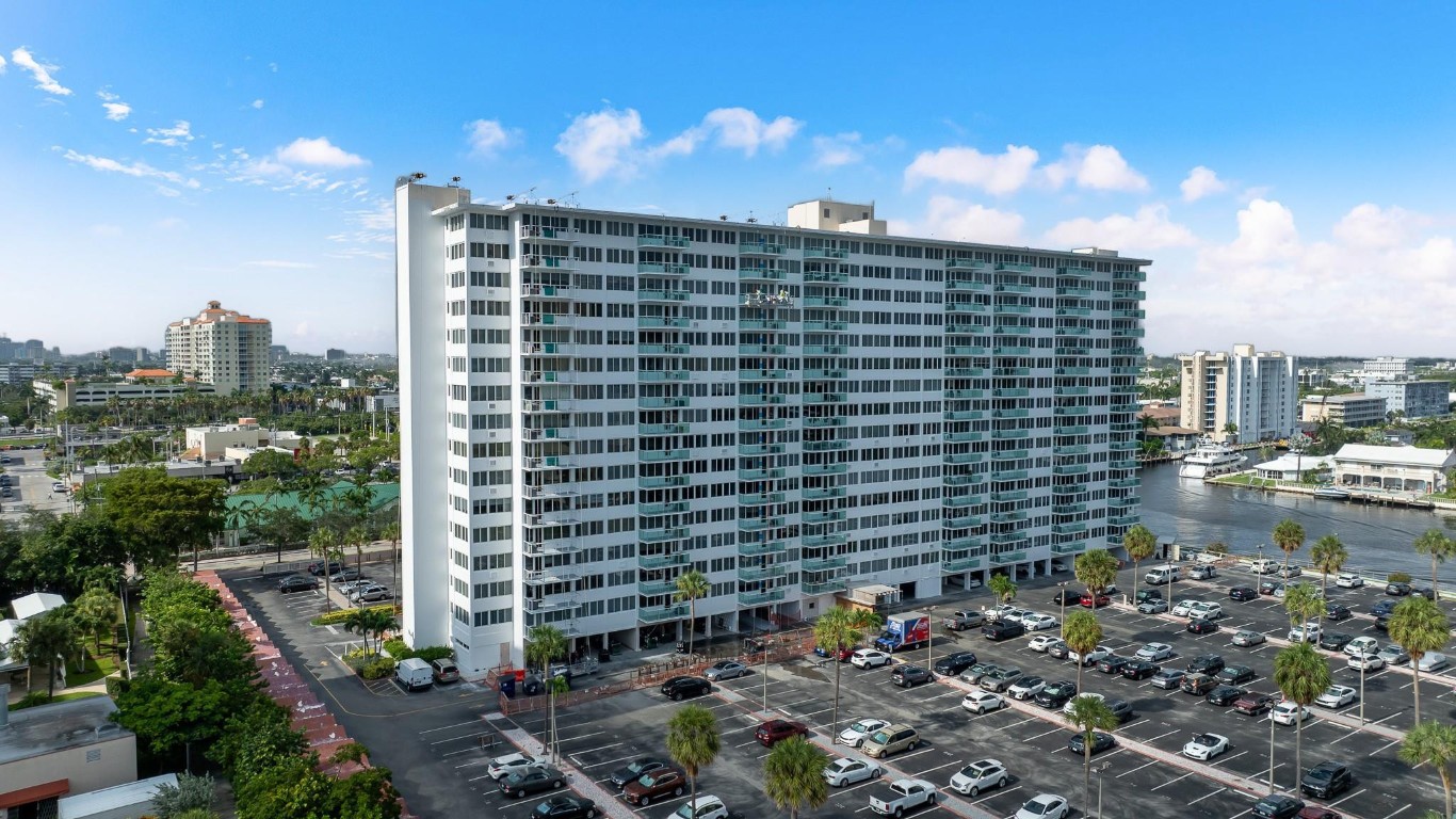 3233 NE 34th St 1411