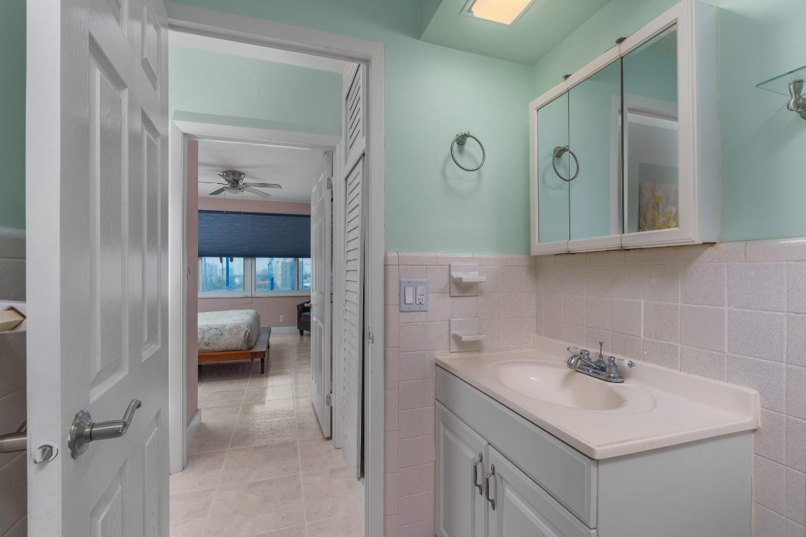 3233 NE 34th St 1411