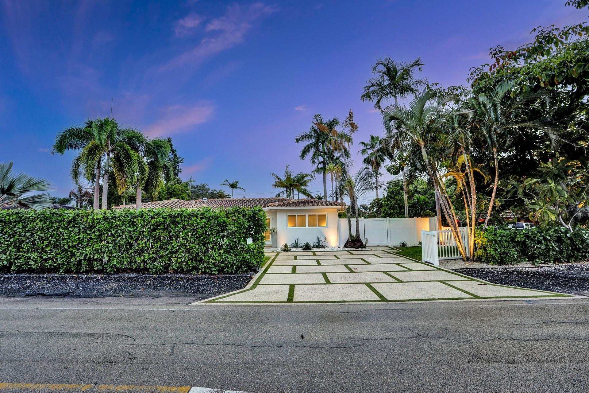 700 NE 20th Dr