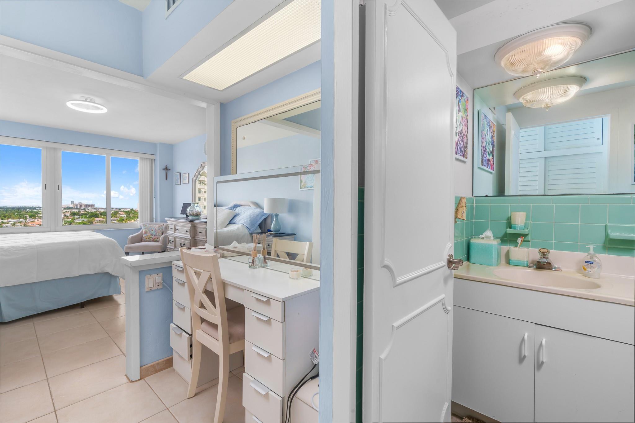 3233 NE 34th St 1207