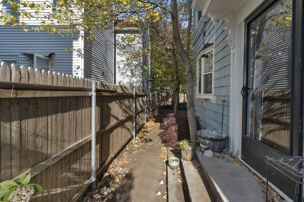 682-684 E 5th Street