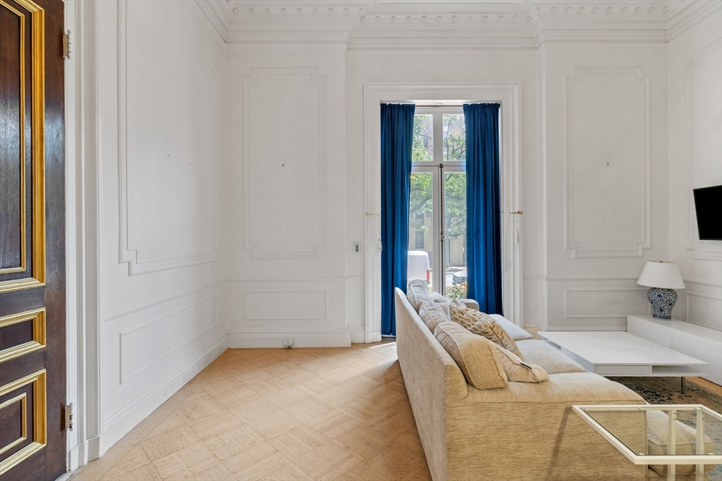 326 Dartmouth St # 1