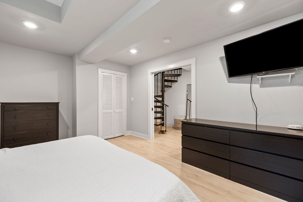 326 Dartmouth St # 1