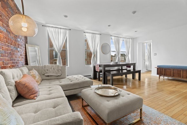 328 Commercial Street # 52