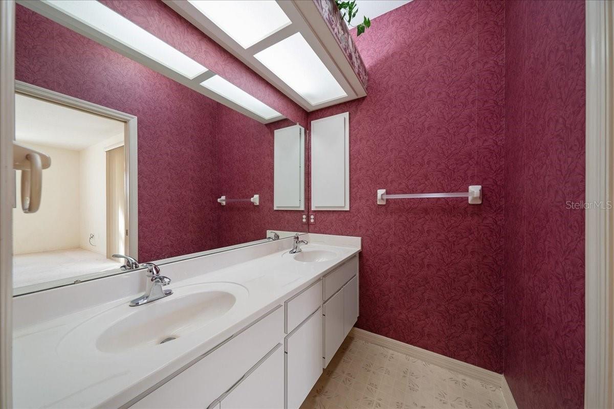 6818 E QUEENSBURY LN