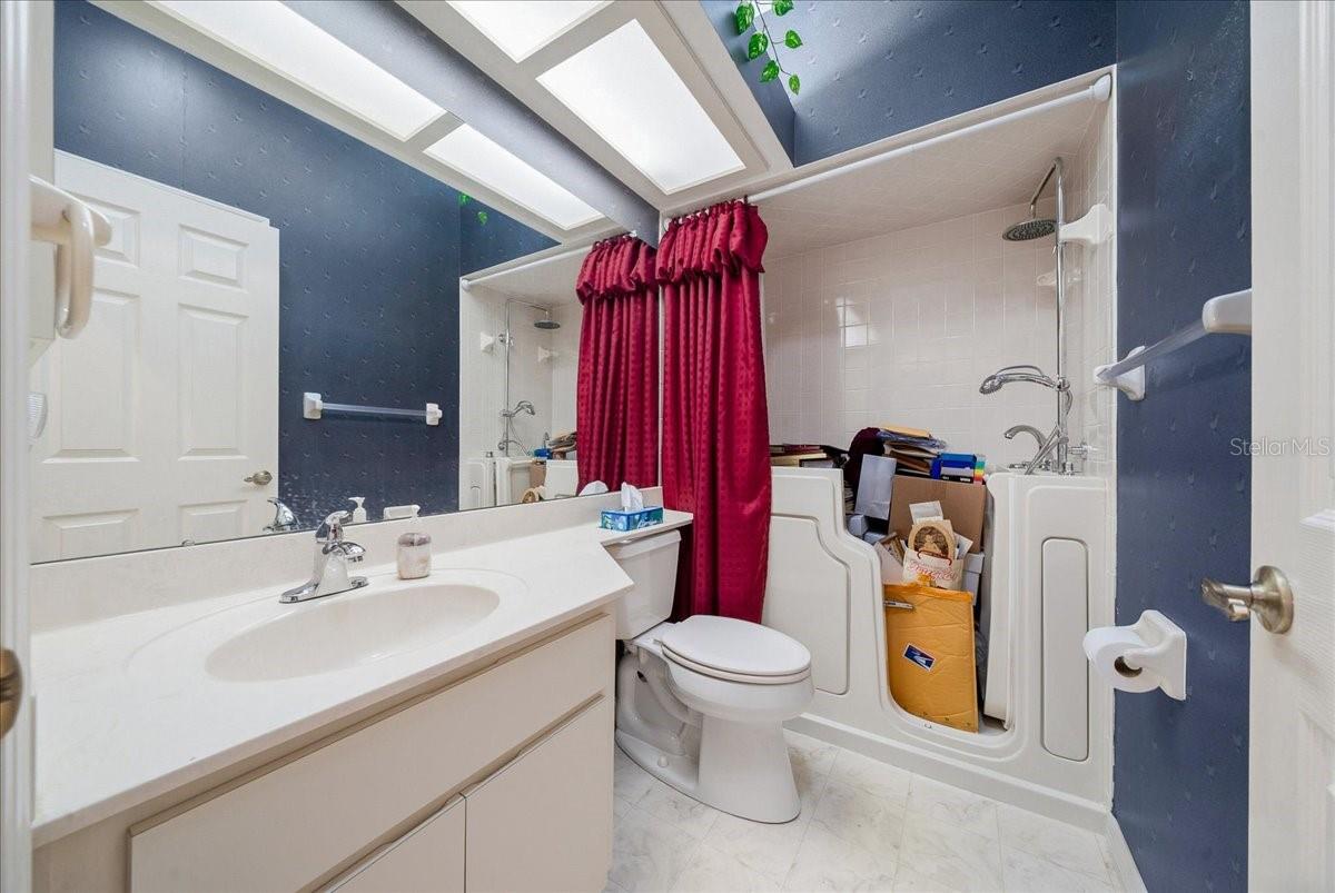 6818 E QUEENSBURY LN