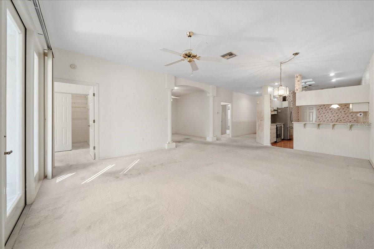 6818 E QUEENSBURY LN