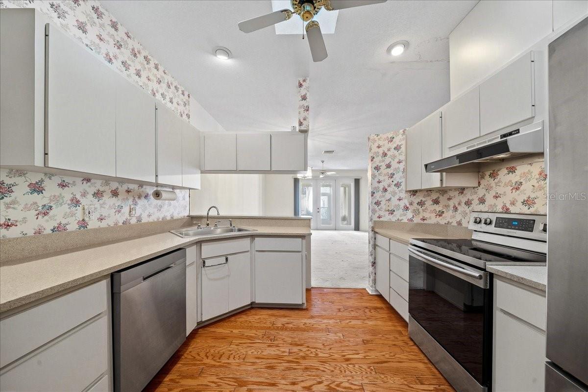 6818 E QUEENSBURY LN