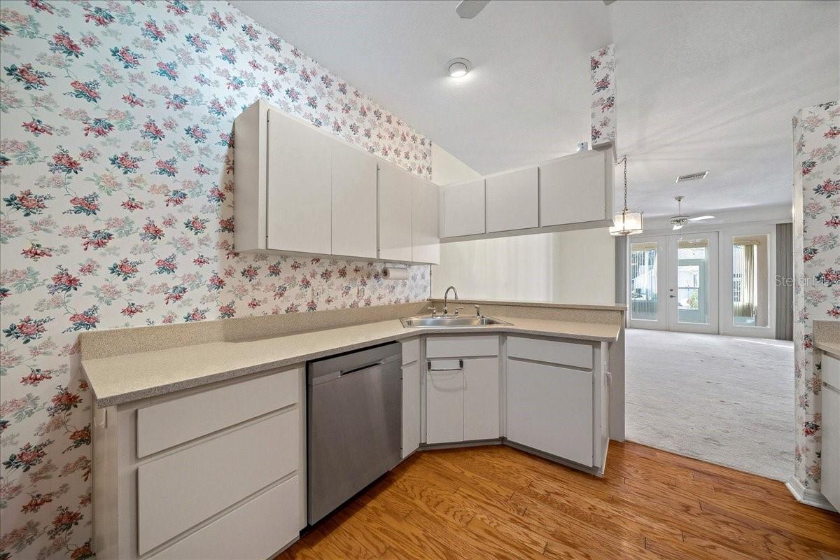 6818 E QUEENSBURY LN