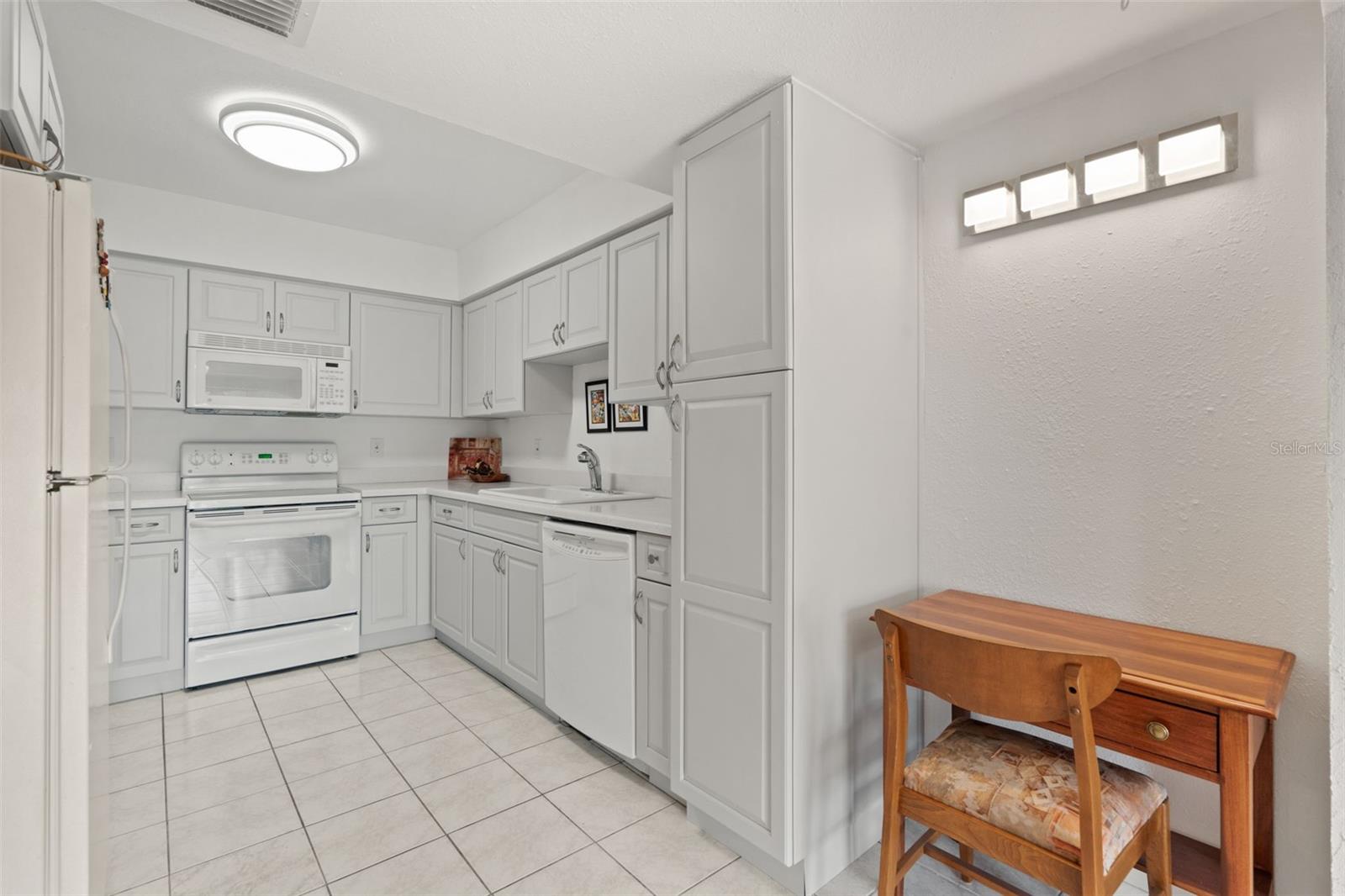 2101 SUNSET POINT RD #203