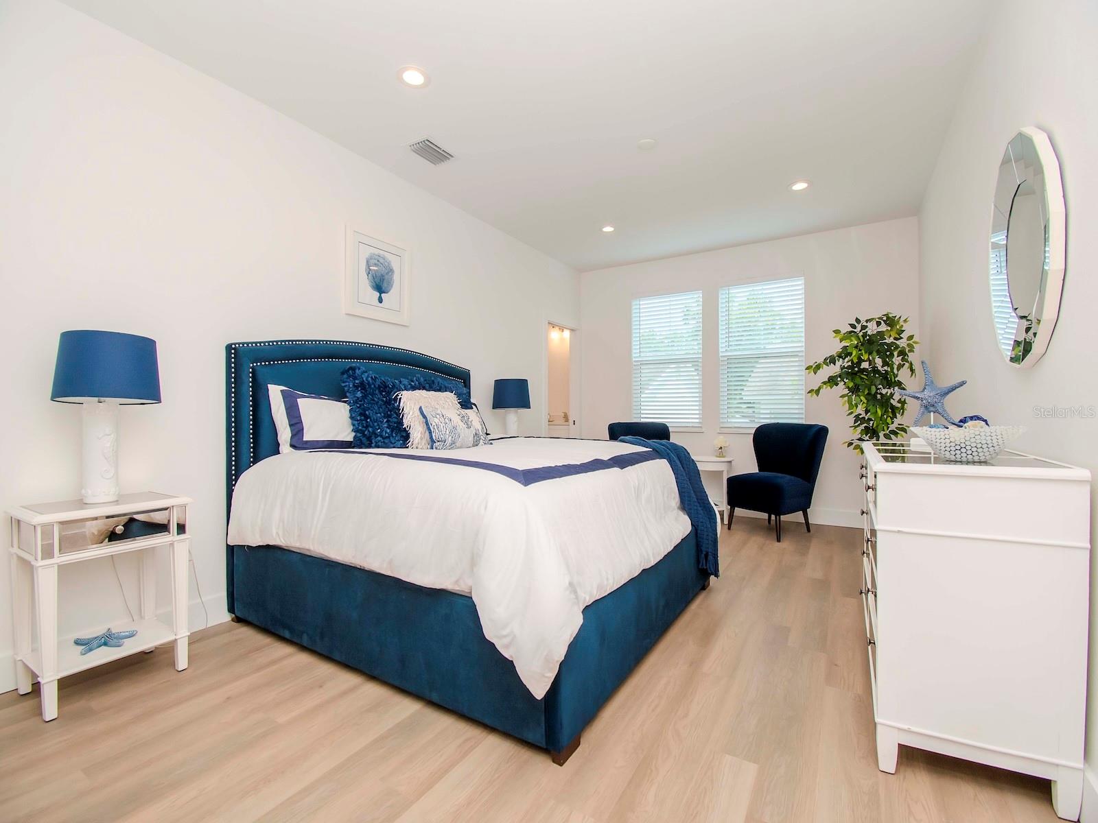 6235 S MANHATTAN AVE #11